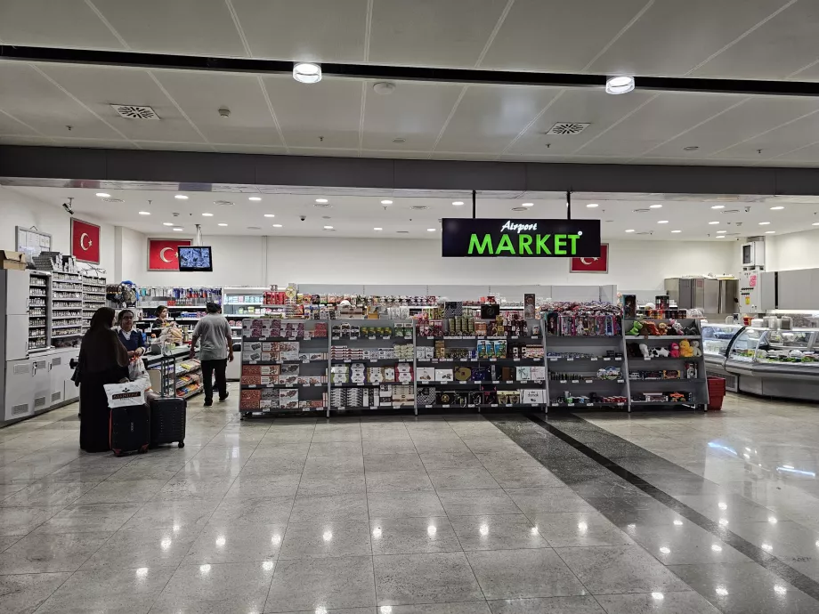 Supermarket di aula kedatangan