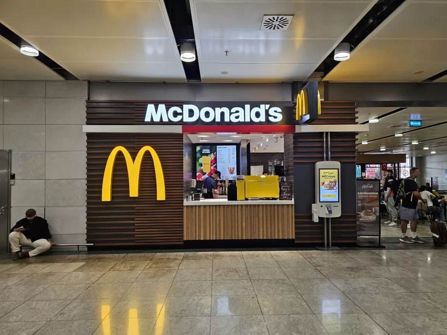 McDonald's, area publik kedatangan