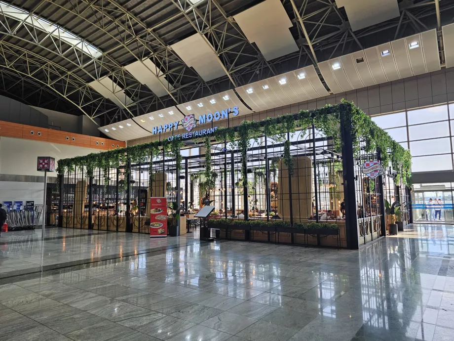 Restoran di area publik keberangkatan