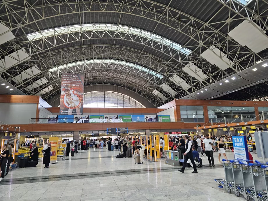 Aula keberangkatan Bandara Istanbul SAW