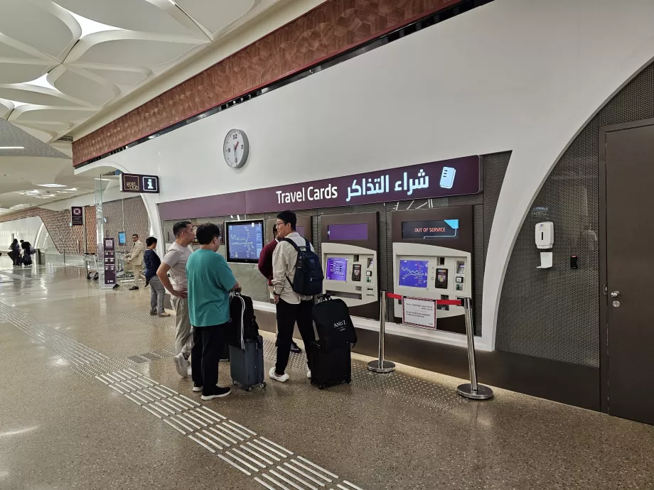 Mesin tiket di pintu masuk metro