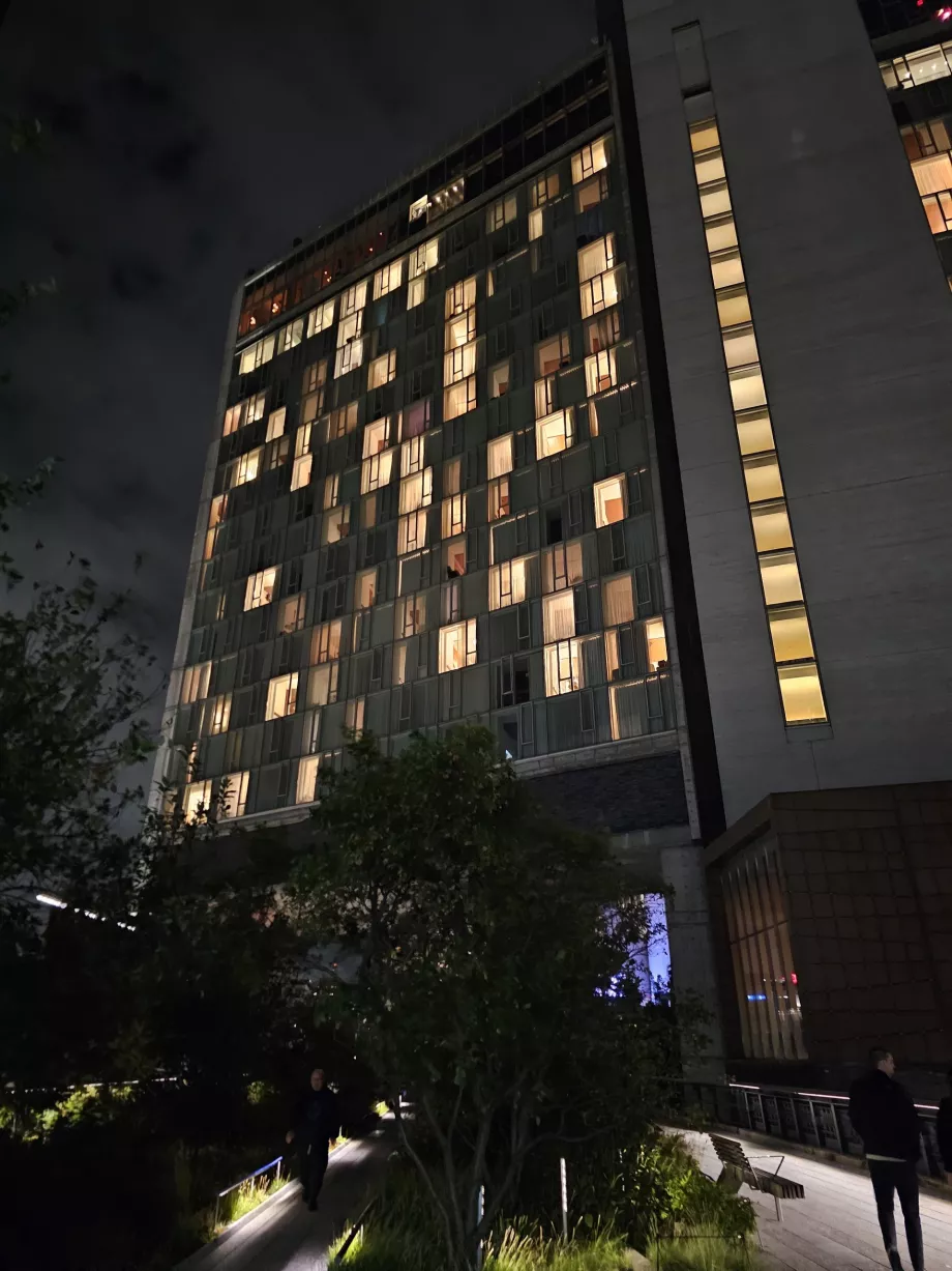 High Line yang melintas tepat di bawah hotel