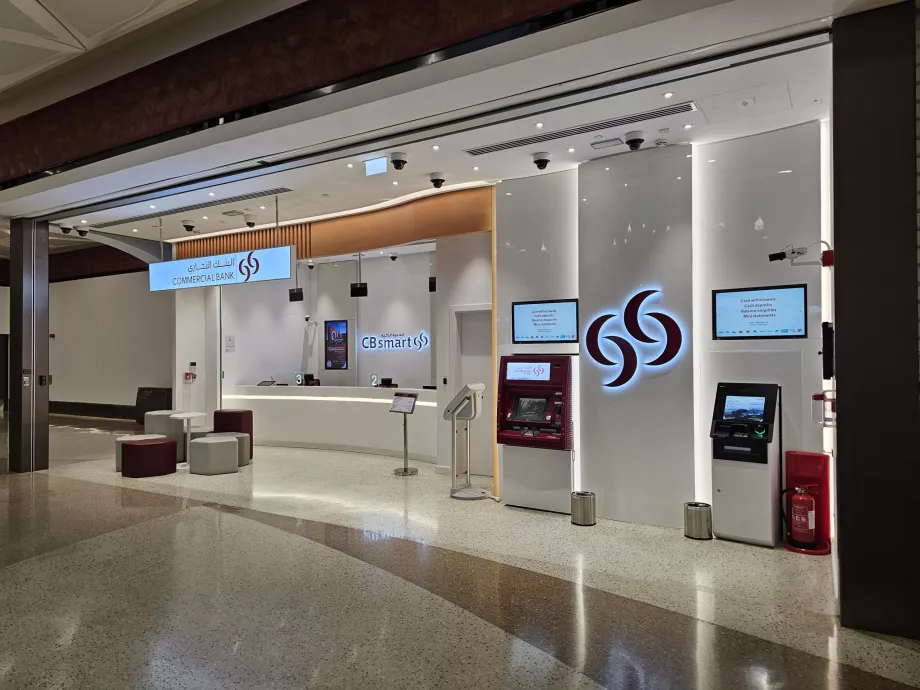 Bank dengan kantor penukaran uang dan ATM di dekat stasiun metro