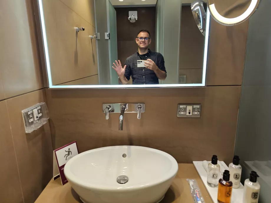 Christopher di kamar mandi