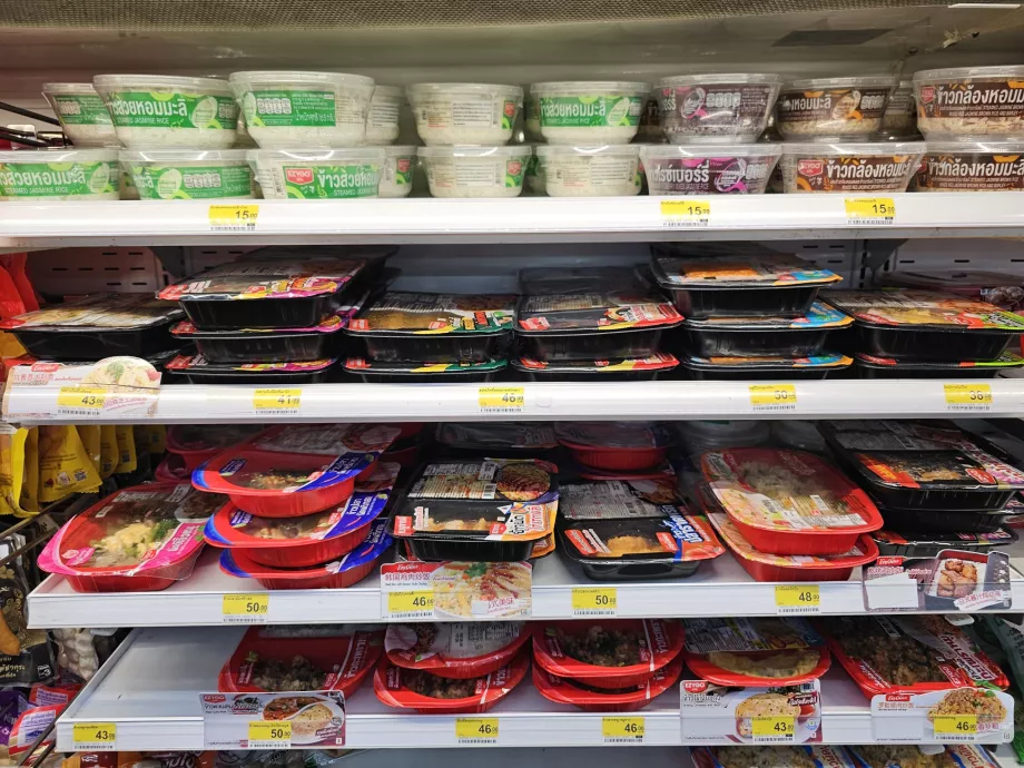 Makanan panas siap saji yang siap dihangatkan kembali