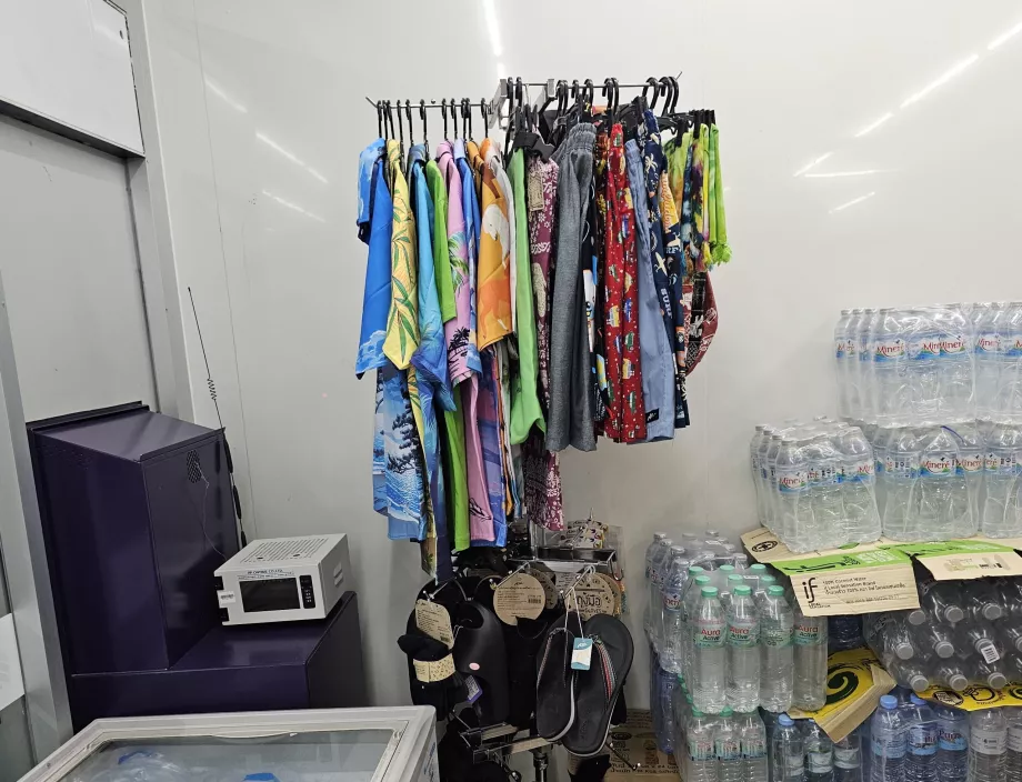 Sebuah sudut dengan pakaian, pakaian renang atau sandal jepit