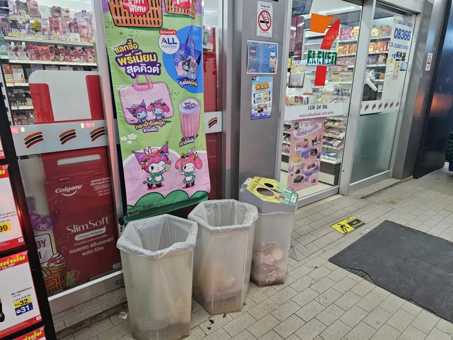 Tempat sampah tidak menjadi standar di Thailand, tetapi Anda selalu dapat menemukannya di 7-Eleven