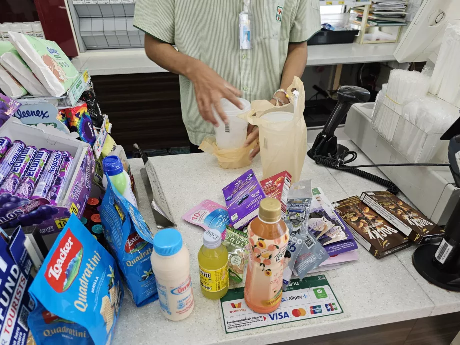 Staf selalu memasukkan gelas es ke dalam tas