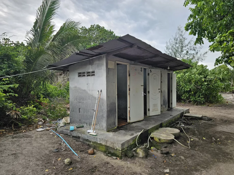Toilet umum di Pulau Babi