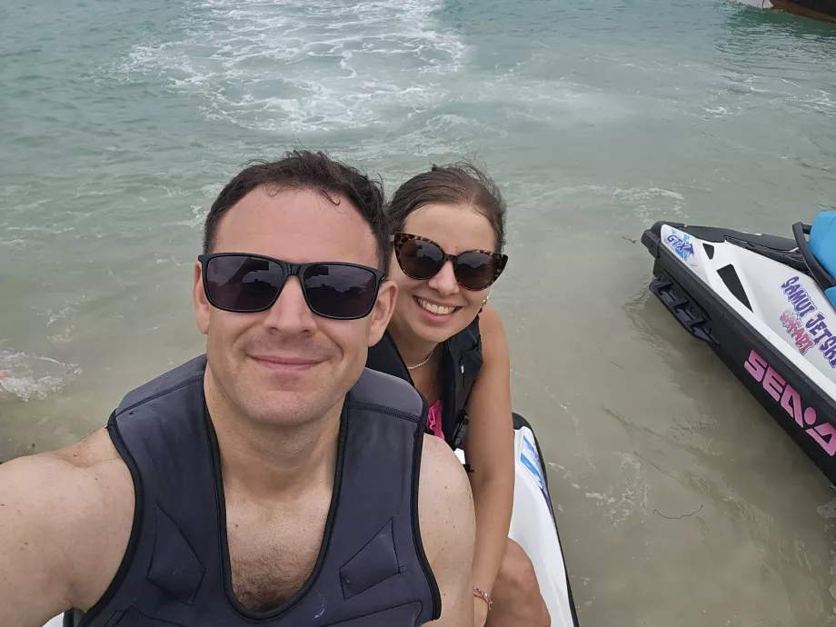 Kami di atas jet ski sebelum meninggalkan Pulau Babi