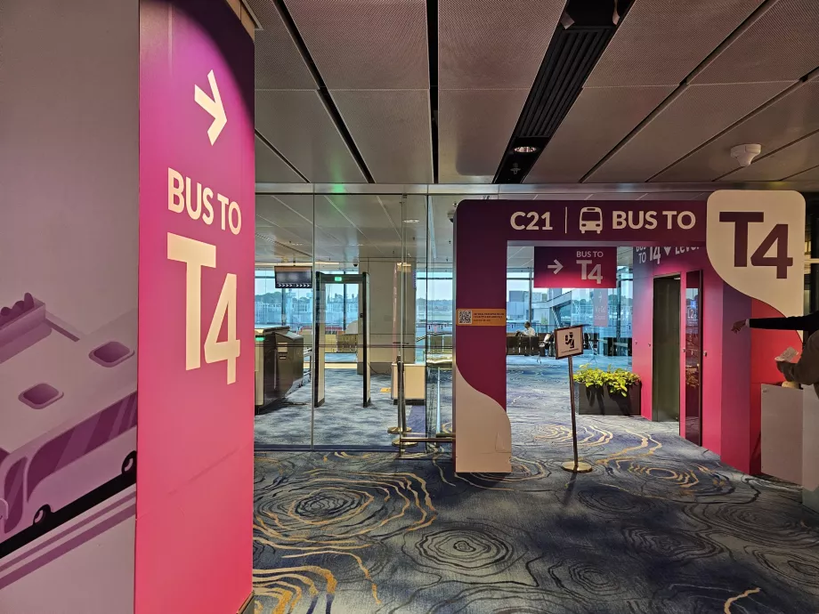 Bus transit dari Terminal 1 ke Terminal 4 (di Gerbang C21)
