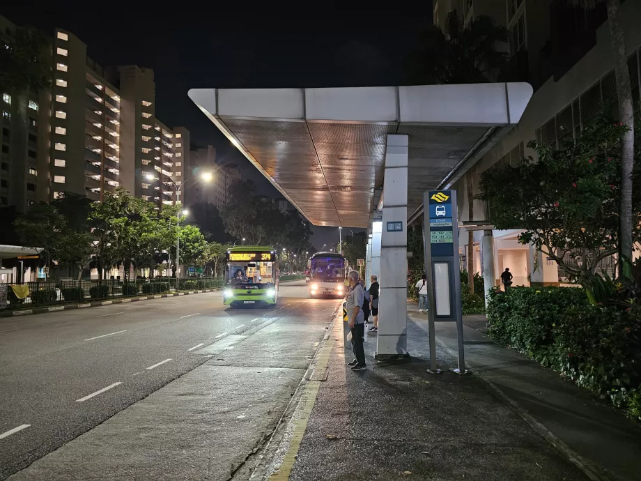 Halte bus 102 arah Seletar di stasiun kereta bawah tanah Sengkang