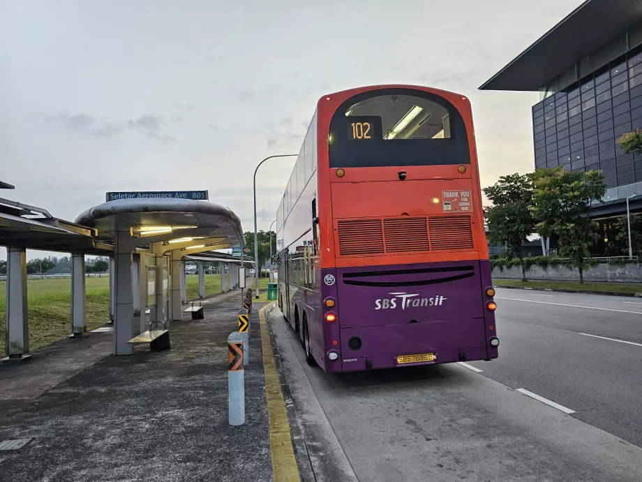 Halte bus di depan bandara