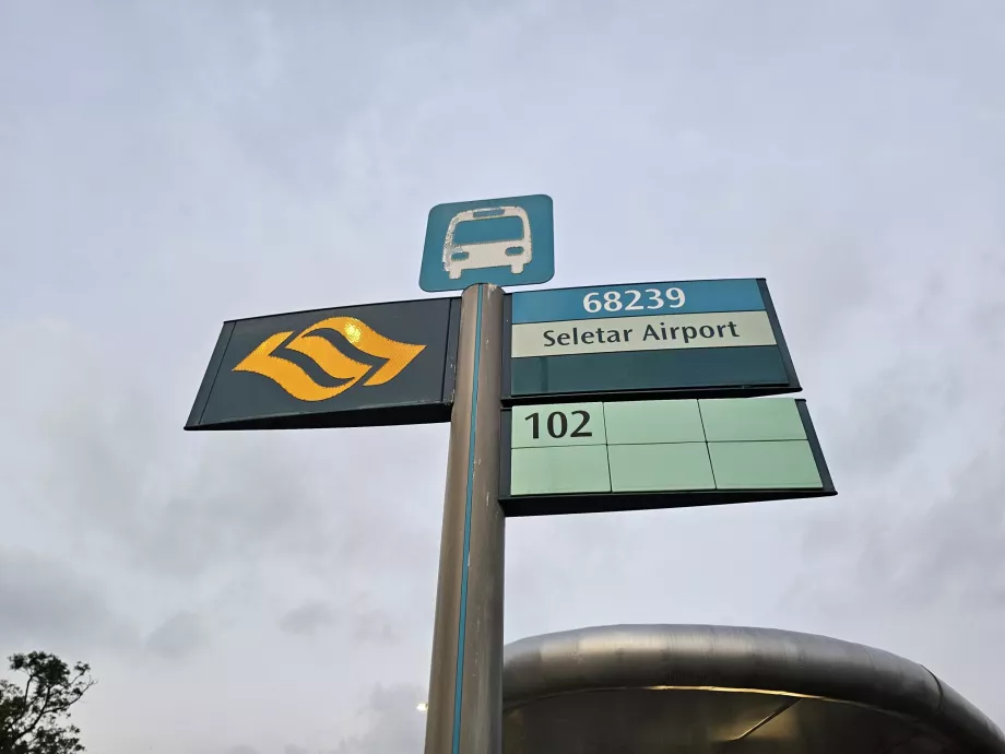 Halte bus di depan bandara