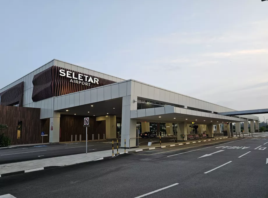 kedatangan melalui bandara Seletar