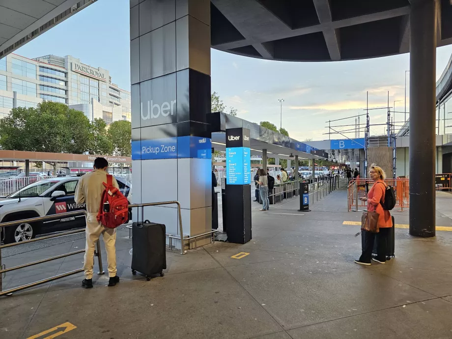 Uber di luar terminal internasional