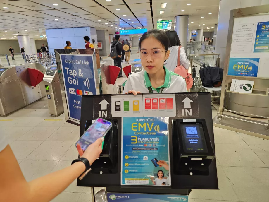 Membayar tarif metro dengan kartu nirsentuh