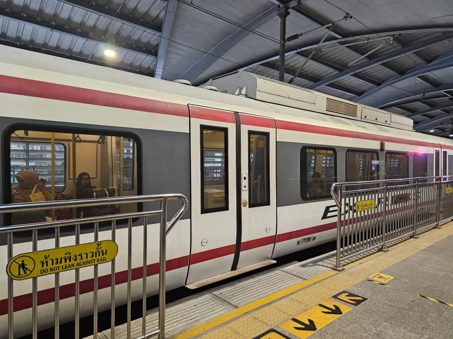 Peron kereta bawah tanah di pusat kota Bangkok